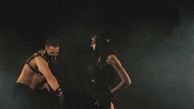 Seksi erkek ve kadın maskeli duman arka planda