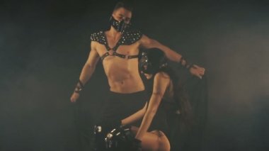 Seksi erkek ve kadın maskeli duman arka planda