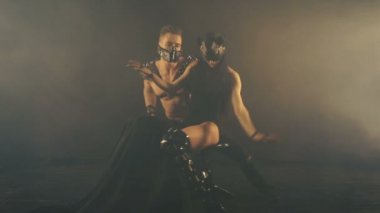 Seksi erkek ve kadın maskeli duman arka planda