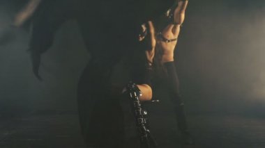 Seksi erkek ve kadın maskeli duman arka planda