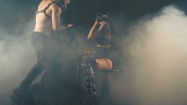 Seksi erkek ve kadın maskeli duman arka planda