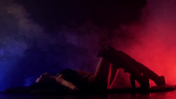 Mulher sensual dança na fumaça — Vídeo de Stock