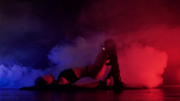 Sensual mujer danza en humo — Vídeos de Stock