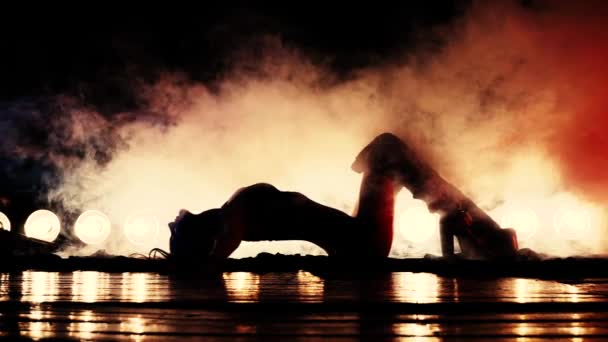感性的女人在烟雾中跳舞 — 图库视频影像