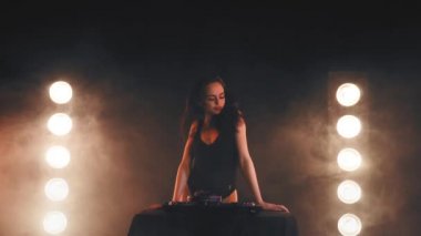 Kız Dj kulaklık turntable üzerinde oynama
