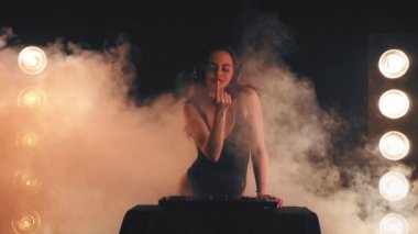 Kız Dj kulaklık turntable üzerinde oynama