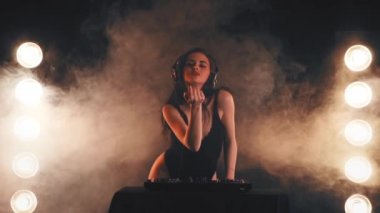Kız Dj kulaklık bir parti için arıyor