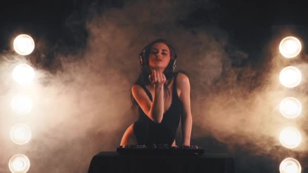 Дівчина DJ в навушниках викликає вечірку — стокове відео