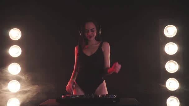 Dívka Dj sluchátka hrají na gramofony — Stock video