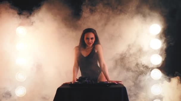 Jeune fille DJ dans les écouteurs jouant sur les platines — Video