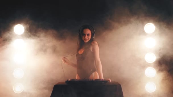 Chica DJ en auriculares jugando en los tocadiscos — Vídeos de Stock