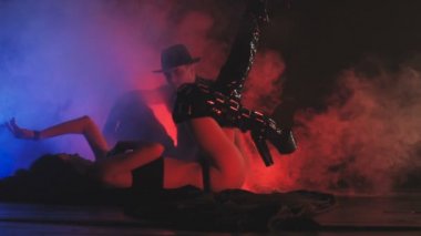 Renkli duman içinde dans kadın. Şapkalı adam ona bakıyor