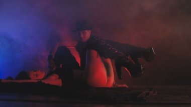 Renkli duman içinde dans kadın. Şapkalı adam ona bakıyor