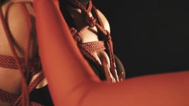 Shibari sanat birlikte kırmızı ipler