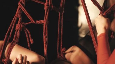 Shibari sanat birlikte kırmızı ipler