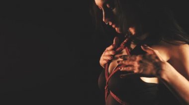 Shibari sanat birlikte kırmızı ipler