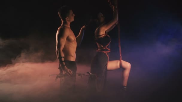Ένα ζευγάρι σε λίγο έσω χιτώνα. Άνδρας και γυναίκα. Θέμα του BDSM — Αρχείο Βίντεο