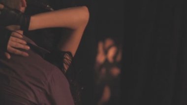 Şehvetli çift evde dans ve aynada kendi yansıması izle