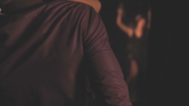 Smyslné pár tancovat doma a sledovat jejich odraz v zrcadle — Stock video