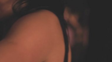 Şehvetli çift evde dans ve aynada kendi yansıması izle