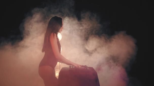 Jeune fille DJ dans les écouteurs jouant sur les platines — Video