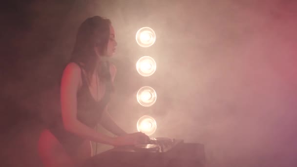 Mädchen-DJ mit Kopfhörern spielt auf Plattentellern — Stockvideo