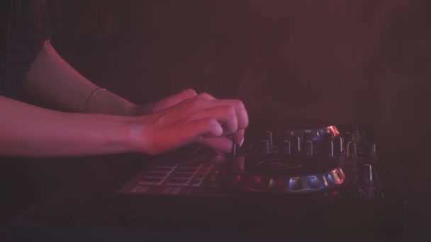 Menina DJ jogando em toca-discos — Vídeo de Stock