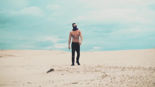 Man walking in desert — Stock Video