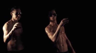 Siyah arka planda iki komik adam