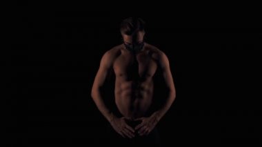 Maskeli adam yanıp sönen bir ışık, 1920 x 1080 poz