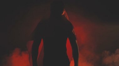 Bir dans seksi adam silüeti