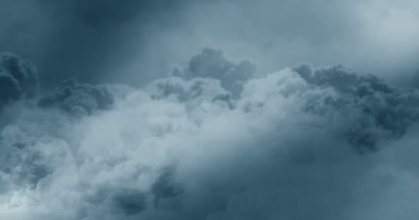 Летающие над облаками — стоковое видео