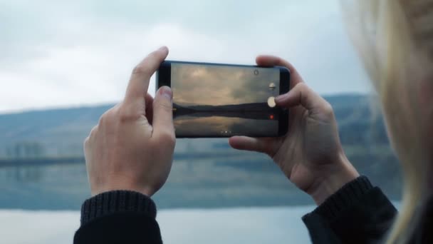 Femme prenant des photos avec smartphone 