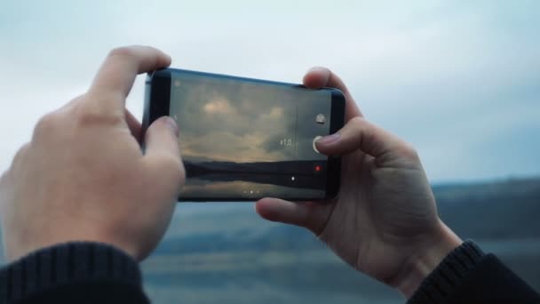 Mulher tirando foto com smartphone — Vídeo de Stock