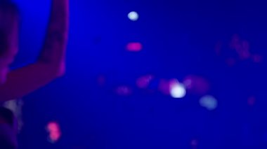 Gece kulübünde dans seksi kız