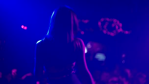 Sexy meisje dansen in de nachtclub — Stockvideo