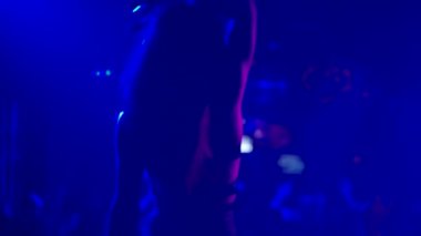 Gece kulübünde dans seksi kız