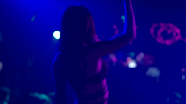 Ragazza sexy che balla nel night club — Video Stock