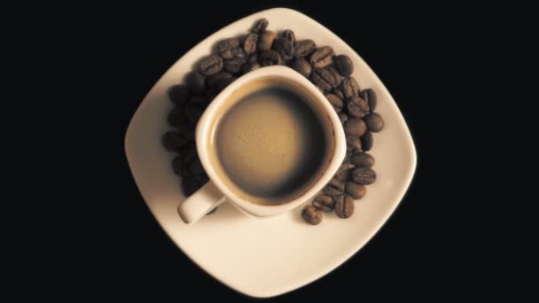Кофейная чашка и кофейные зерна — стоковое видео