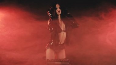 Siyah seksi Dj kırmızı duman gözünde beyaz lensler ile