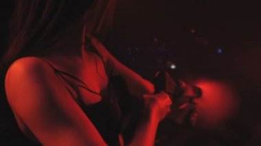 Gece kulübünde dans seksi kız