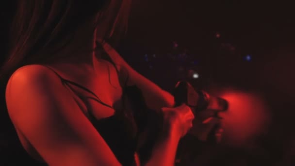 Sexy chica bailando en club nocturno — Vídeos de Stock