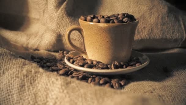 Kaffekopp och kaffebönor — Stockvideo