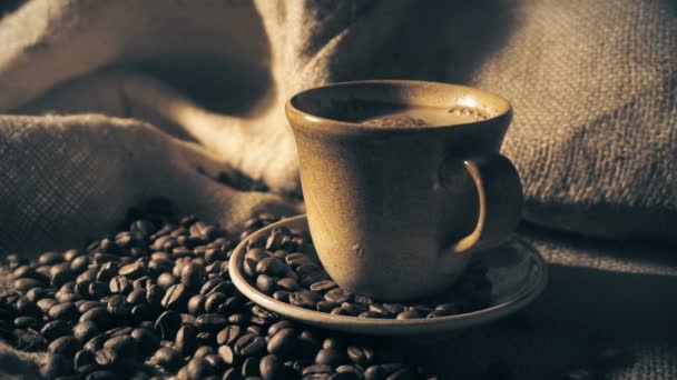 Filiżanka kawy i ziarna kawy — Wideo stockowe