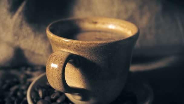 Xícara de café e grãos de café — Vídeo de Stock