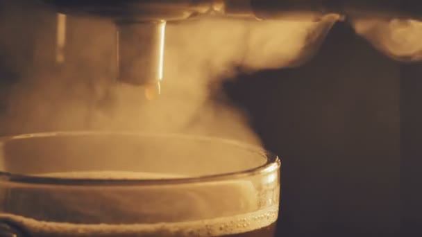 Χύνοντας καφέ από μηχανή καφέ στο κύπελλο — Αρχείο Βίντεο
