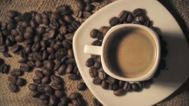 Kaffekopp och kaffebönor — Stockvideo