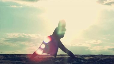 Gün batımında kadın dans siluet