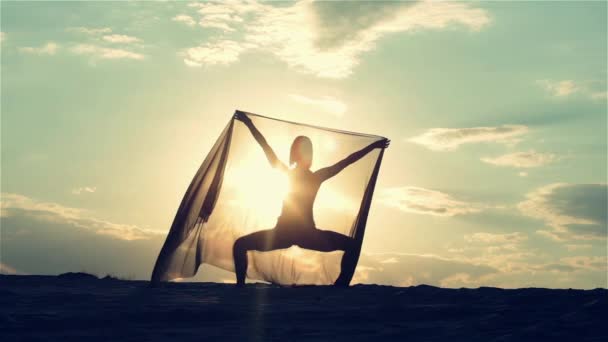 Силует танцюючої жінки на заході сонця — стокове відео