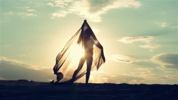Σιλουέτα του χορού γυναίκα στο ηλιοβασίλεμα — Αρχείο Βίντεο